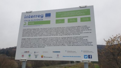 Tabla ob izvedeni investiciji v Prvačini, občina Nova Gorica.